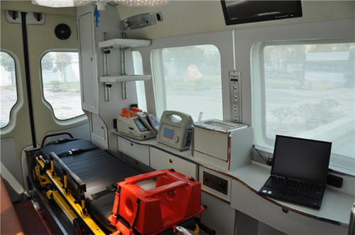 盐边县救护车内部